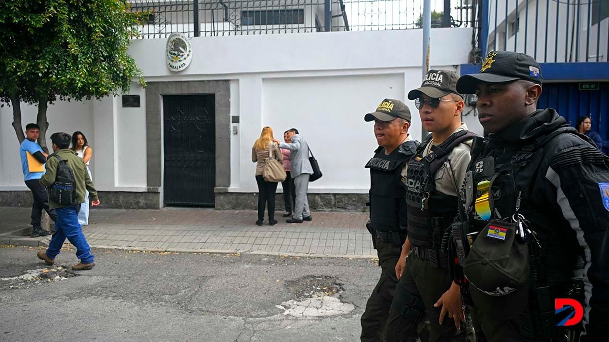 Efectivos de policía ecuatorianos a las afueras de la embajada de México, el pasado 8 de abril. Foto: Rodrigo Buendía / AFP.