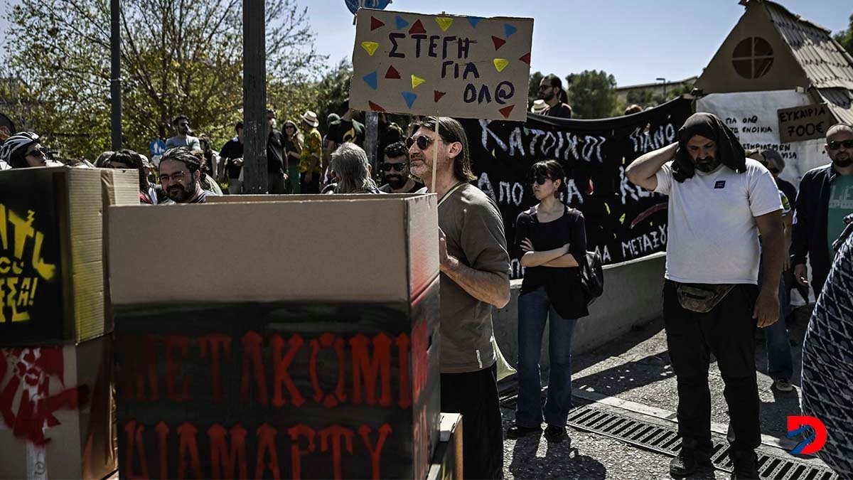 Un manifestante se pronuncia en contra de los altos alquileres en Atenas, Grecia, en el marco{ de la campaña de cara a las elecciones de la UE. Foto: Arias Messinis / AFP.