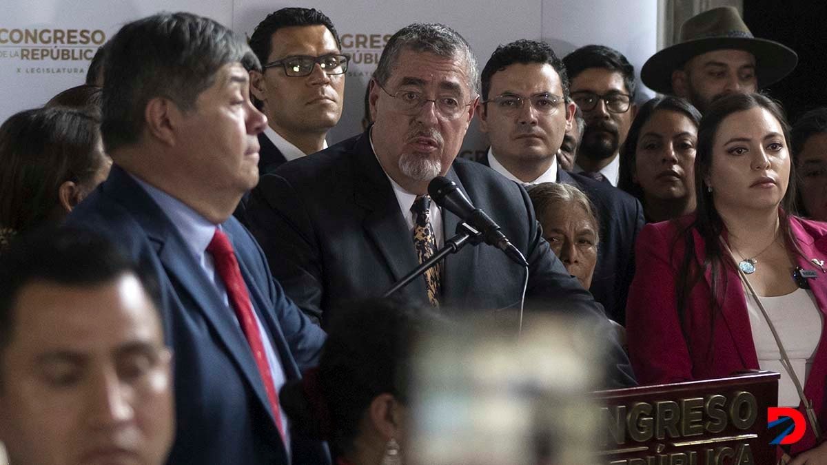 El presidente de Guatemala, Bernardo Arévalo, fue al Congreso para presentar un proyecto de ley que le permitiría destituir a la fiscal general, Consuelo Porras. Foto: Edwin Bercian / AFP.