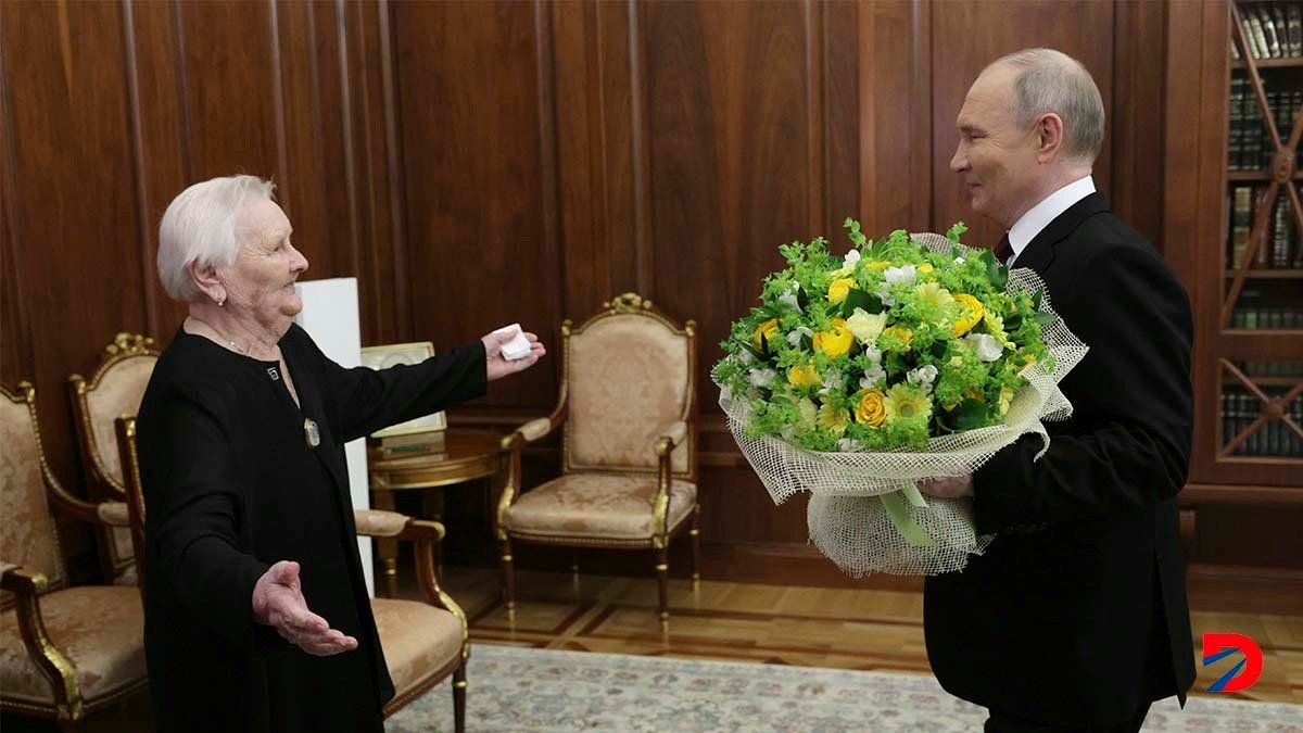 Vladimir Putin le rindió un homenaje a su maestra de escuela, Vera Gurevich, en el marco de la inauguración de su nuevo mandato presidencial en Rusia. Foto: Gavriil Grigorov / Pool / AFP.