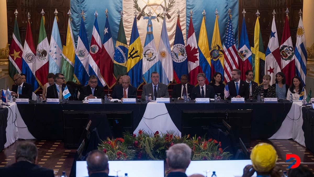 Delegados de los gobiernos de unos 20 países latinoamericanos no llegaron a ningún acuerdo concreto en el tema de migración cuando se reunieron con el secretario de Estado de Estados Unidos, Antony Blinken. Foto: Edwin Bercian / AFP.