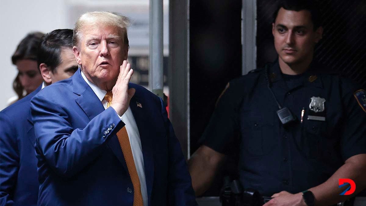 El expresidente de Estados Unidos, Donald Trump, contenta a los reporteros a la salida de la Corte Criminal de Nueva York. Foto: Win McNamee / Pool / AFP.